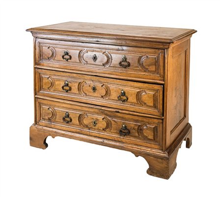 Cassettone in noce con fronte a tre cassetti decorati da scanalature, piedi a m