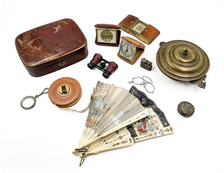 Cartone contenente numerosi oggetti di epoche e forme diverse tra cui alcuni ve