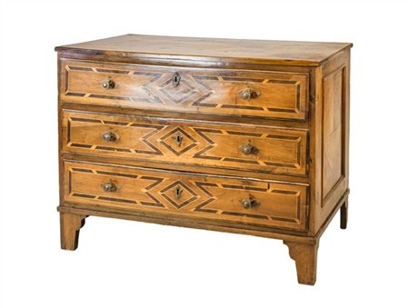 Cassettone in noce con fronte a tre cassetti filettati in legni vari (cm 116x86