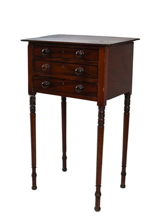 Tavolino in mogano filettato con tre tiretti sul fronte, gambe tornite (cm 46x7