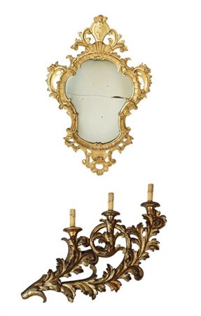 Lotto composto da una specchiera con cornice in legno intagliato, traforato e d