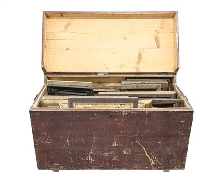 Baule contenente numerose cornici in legno di varie misure ed epoche, alcune do