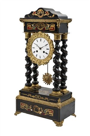 Orologio a portico in legno ebanizzato con inserti in bronzo dorato, madreperla