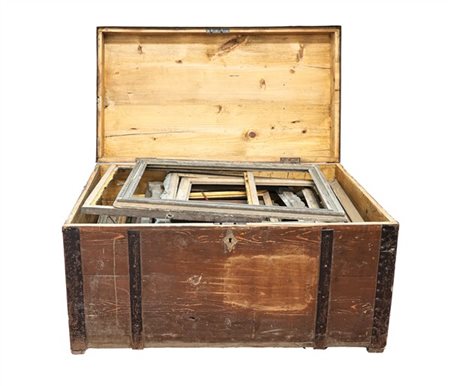 Baule contenente numerose cornici in legno di varie misure ed epoche, alcune do