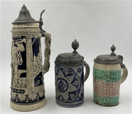 Lotto composto da tre boccali in ceramica policroma, coperchi in metallo e pelt