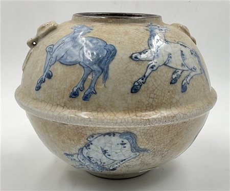 Vaso globulare con invetriatura a fondo guan decorato con gli otto cavalli di M