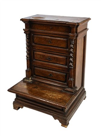 Inginocchiatoio in noce a tre cassetti pannellati sul fronte e tiretto sottopia