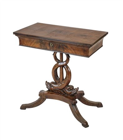 Tavolino da lavoro impiallacciato in mogano con sostegno a doppio delfino intre