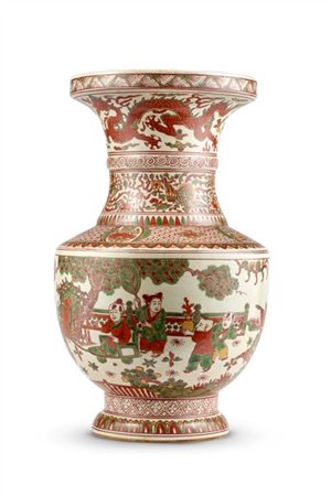 Vaso in porcellana policroma con smalti rossi, verdi e gialli. Il corpo decorat