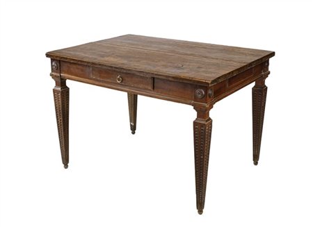 Antico tavolo in legni vari con cassetto nella fascia, gambe rastremate e intag