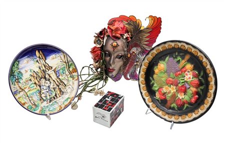 Cartone contenente numerosi oggetti di forme, usi, materiali e decori diversi (