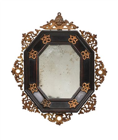 Specchierina di forma ottagonale in legno ebanizzato con decorazioni e fregi tr
