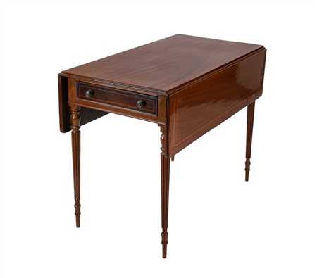 Tavolo a bandelle in mogano filettato con gambe rastremate e scanalate, un cass