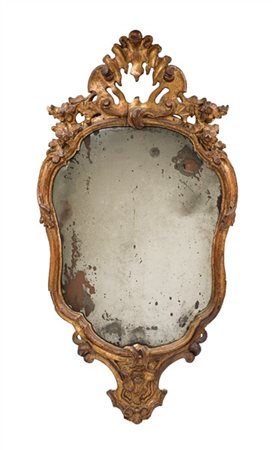 Ventola con cornice in legno intagliato e dorato di forma sagomata e cimasa tra