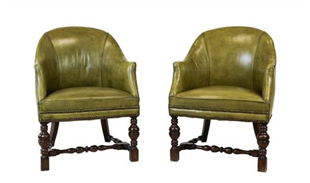 Coppia di poltrone a pozzetto in rovere, gambe anteriori e traverse tornite, ri