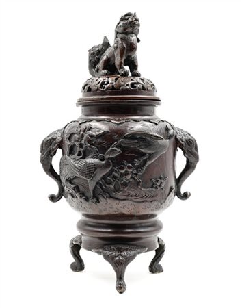 Incensiere in bronzo con decori a rilievo e anse a teste di elefante, cimatura