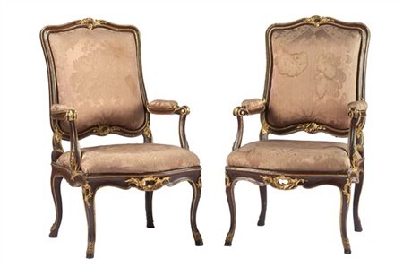 Coppia di poltrone di forma mossa in legno dipinto con profili dorati, bracciol
