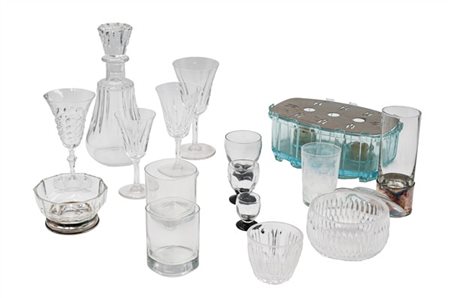 Lotto di due cartoni contenenti bicchieri ed altri oggetti per la tavola in vet