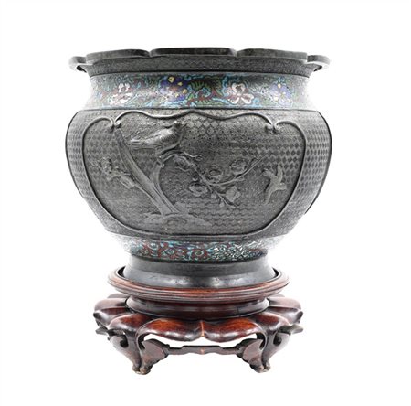 Vaso in bronzo inciso con parti decorate a smalto cloisonné su base in legno 
G