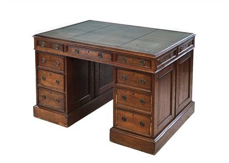 Scrivania da centro in rovere con tre cassetti in linea sui sostegni di ambo i