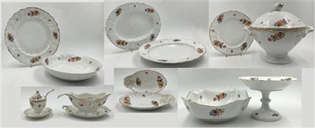 Parte di servizio di tavola in porcellana con decoro a mazzetti di fiori e prof