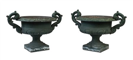 Coppia di vasi in ghisa a coppa baccellata e biansata (cm 46x30) (difetti)