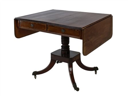 Tavolo ad alette lastronato in mogano e legni vari, due cassetti nella fascia e