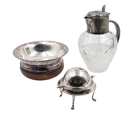Lotto in metallo argentato composto da un centrotavola con base in legno, un po
