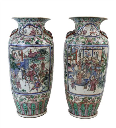 Coppia di vasi in porcellana policroma Famiglia Rosa decorati da scene di gener