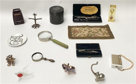 Lotto composto da un piattino in porcellana Fornasetti Milano, due lenti, una c