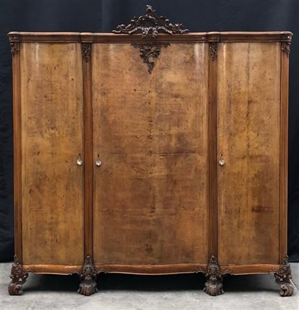 Armadio a tre ante in stile Chippendale in legno intagliato e impiallacciato in