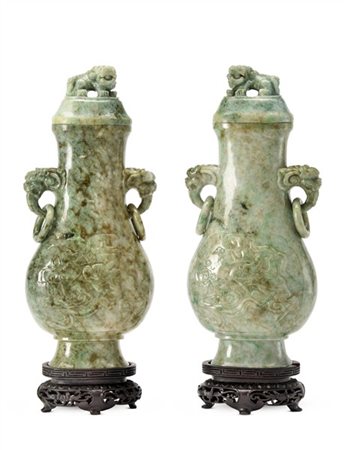 Coppia di vasi con coperchi in giadeite, poggianti su basi in legno
Cina, dinas
