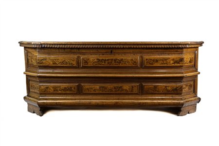 Cassone in legni vari con fronte decorato da bugne e specchiature radicate, pie