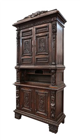 Mobile a due corpi in stile neorinascimentale in legno intagliato a mascheroni,