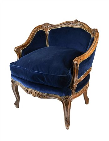 Poltroncina a pozzetto con schienale intagliato a decoro floreale, rivestita in