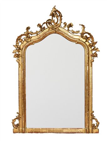 Caminiera in legno e stucco dorato di forma sagomata con cimasa e fregi lateral