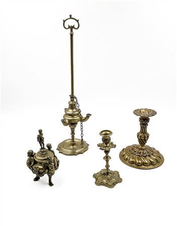 Lotto composta da un calamaio tripode in ottone retto da satiri alati, presa de