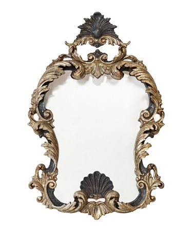 Specchiera con cornice in legno intagliato e dorato a mecca con volute contrapp