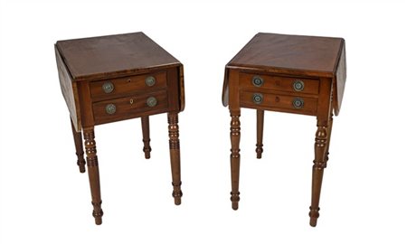 Due tavolini ad alette in mogano con due cassetti nella fascia, gambe tornite.