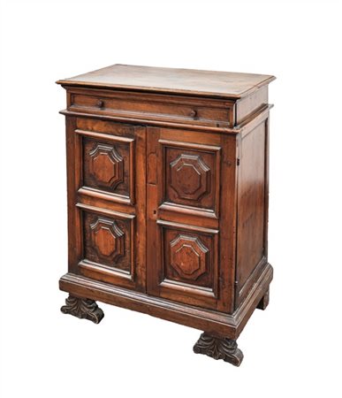 Antico mobiletto in noce ad un cassetto e due ante riquadrate e pannellate, pie