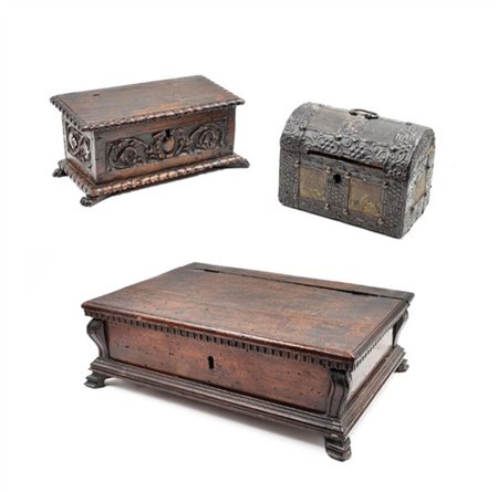 Lotto composto da una scatola porta documenti in legno intagliato (cm 45x14x31)