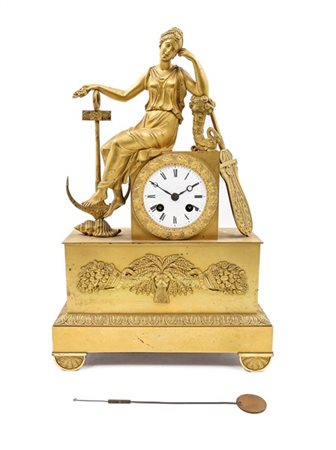 Pendola da appoggio a soggetto allegorico in bronzo dorato. Quadrante in smalto