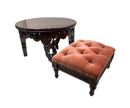 Lotto composto da un tavolino traforato ed un poggiapiedi con gambe scanalate (