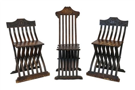 Lotto di tre sedie pieghevoli a listelli in stile neorinascimentale con cimase