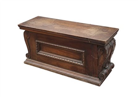 Base da centro in legno decorata con riquadri e mensole aggettanti intagliate a