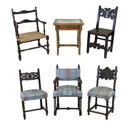 Lotto di cinque sedie diverse di cui una con seduta in corda intrecciata, ed un