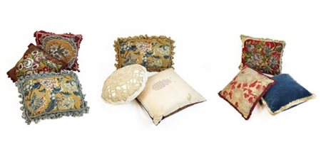 Tre cartoni contenenti numerosi cuscini di fogge, dimensioni ed epoche differen
