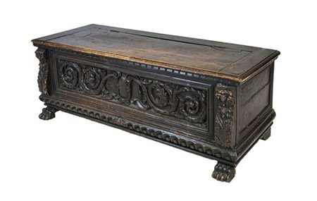 Cassapanca in legno a tinta scura costruita con elementi antichi, fronte intagl