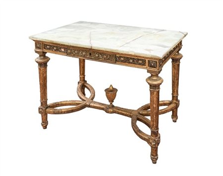 Tavolino da centro in legno intagliato e dorato con gambe scanalate riunite da