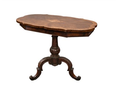 Tavolino a biscotto in legni vari con piano sagomato centrato da losanga e cass